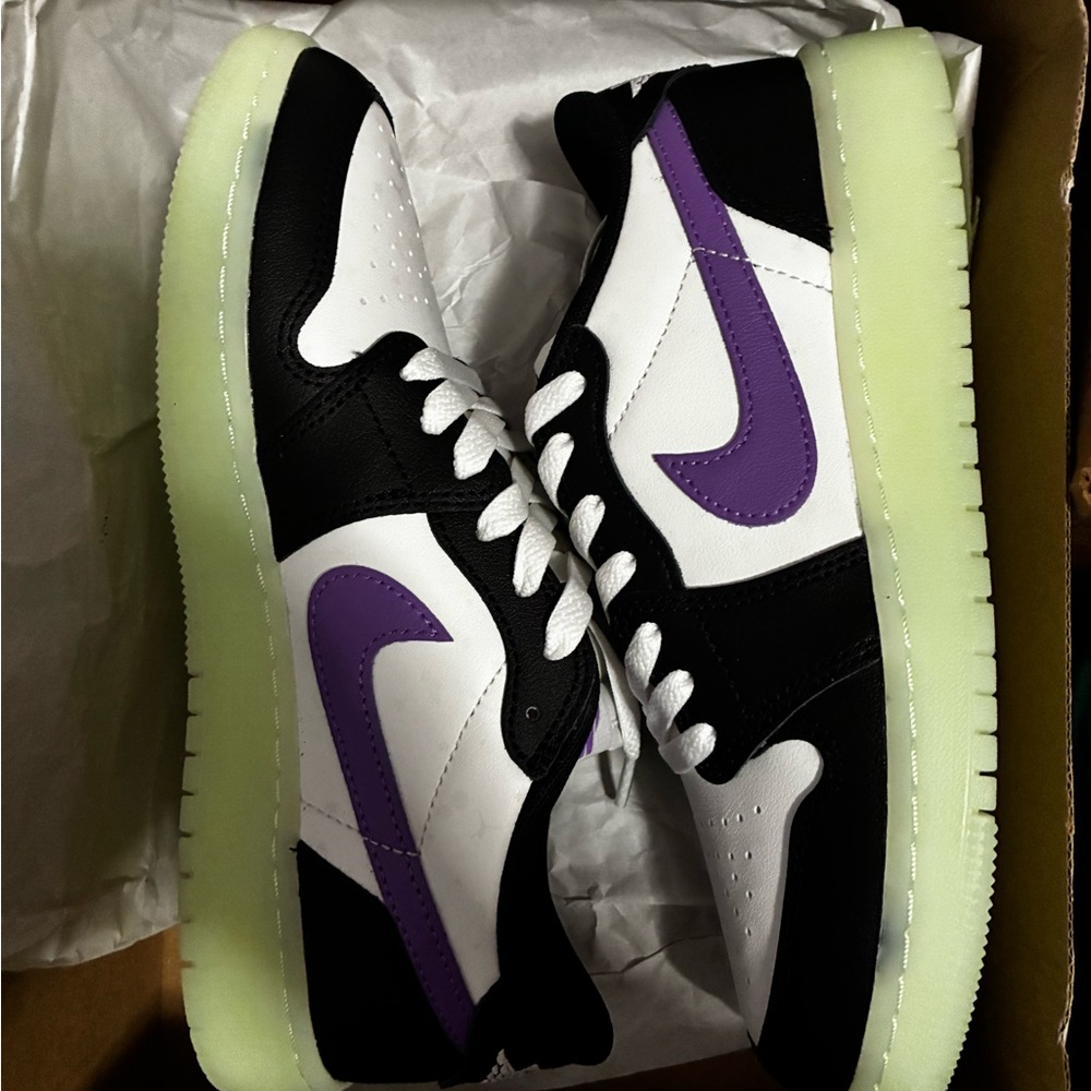 Black and White Sneakers with Purple Swoosh JORDAN 1 low BLACK RASPBERRY